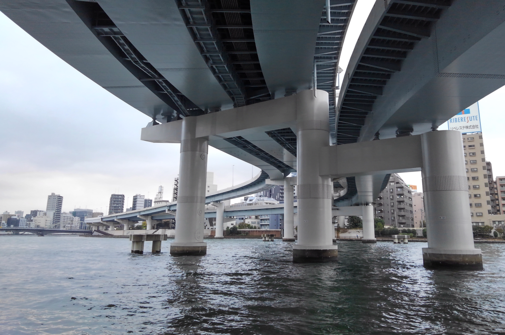 隅田川テラスを歩くと、隅田川に架かる高速道路を下から見ることができます